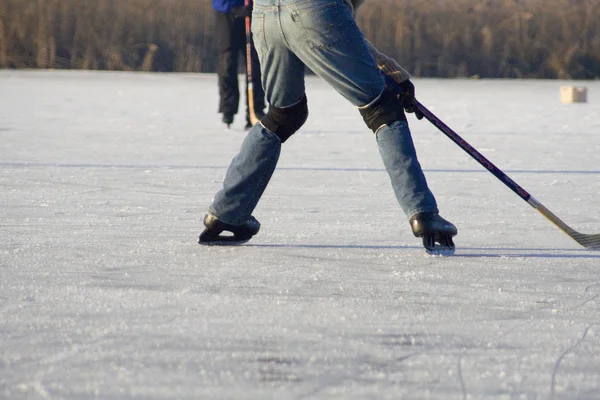 Homme Avec Patins Roulettes Dans Neige — Photo