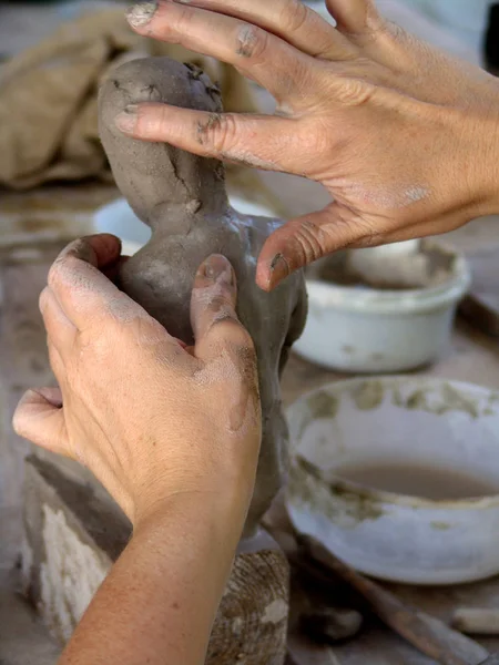 Llevar Una Rueda Cerámica Recipiente Concepto Niño — Foto de Stock