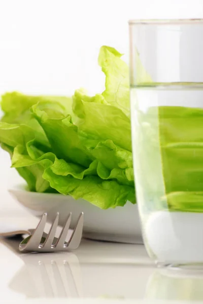 Frischer Salat Mit Einem Glas Wasser — Stockfoto