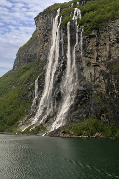 Hermosa Cascada Sobre Fondo Naturaleza — Foto de Stock