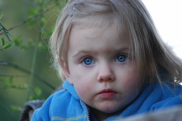 Portret Van Aantrekkelijk Meisje Overdag — Stockfoto