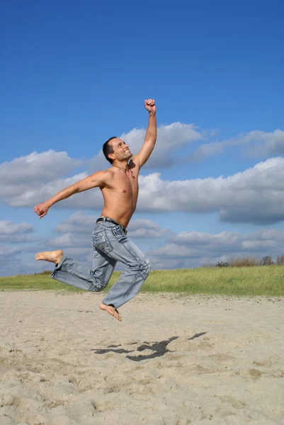 Joven Saltando Playa — Foto de Stock