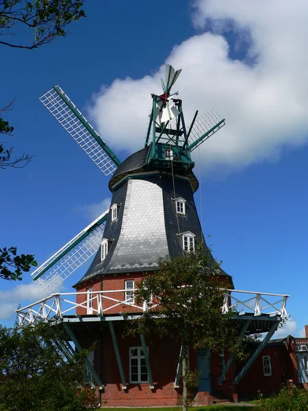 Naturskön Utsikt Över Landskapet Med Väderkvarnsbyggnad — Stockfoto