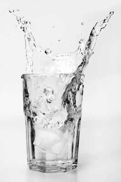 Vaso Agua Con Hielo Sobre Fondo Blanco —  Fotos de Stock
