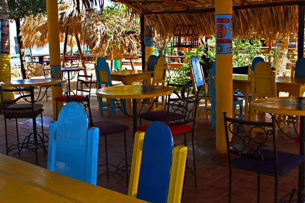 玛格丽塔岛是一个加勒比岛国 位于威尼斯北部 它属于较小的安眠药 这张照片是在一个被岩石环绕的棕榈滩 加勒比游泳馆拍摄的 有一些酒吧和你的 — 图库照片