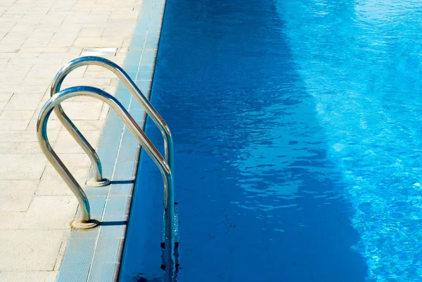 Piscina Con Agua Azul —  Fotos de Stock