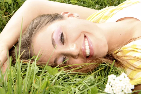 Красивая Молодая Женщина Лежит Траве Парке — стоковое фото
