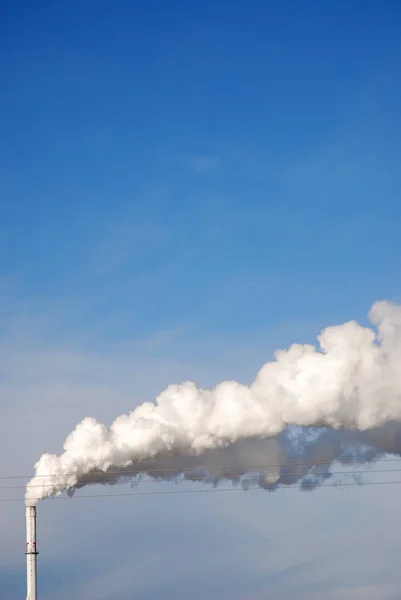 Industrielandschaft Con Camino Fumoso — Foto Stock