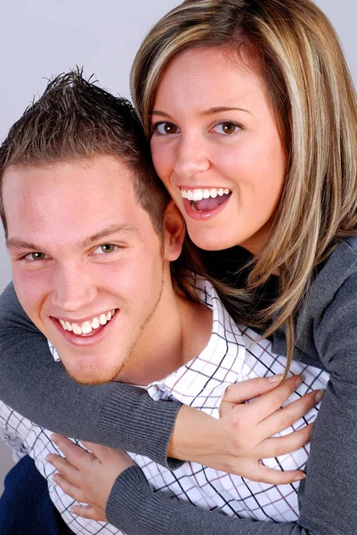 Jovem Casal Piggyback Passeio — Fotografia de Stock