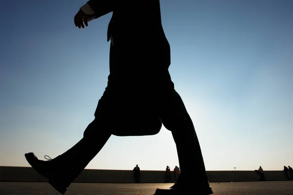 Силуэт Мужчины Черном Платье Пляже — стоковое фото