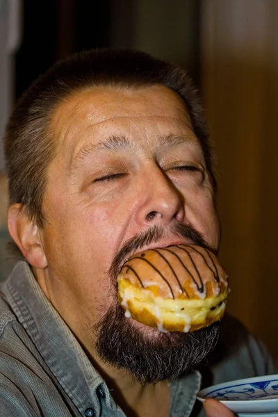 Homem Comendo Bolo — Fotografia de Stock