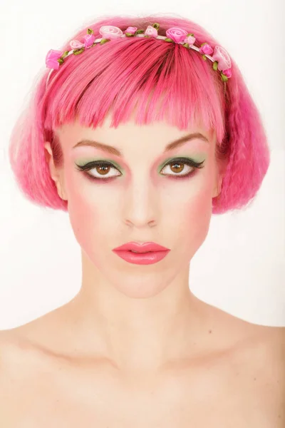 Portré Egy Gyönyörű Rózsaszín Parókával Vörös Hajjal — Stock Fotó
