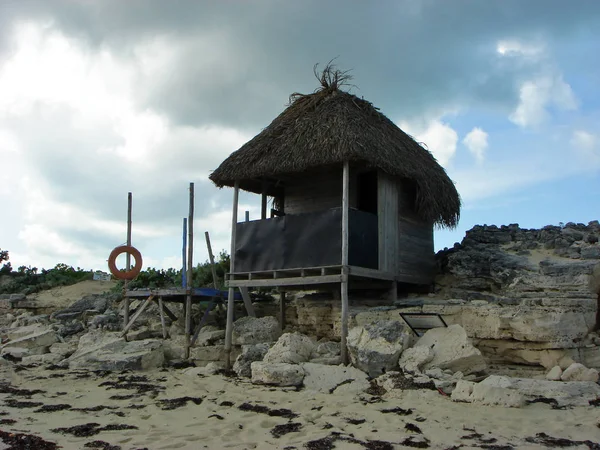 Vecchia Capanna Legno Sulla Spiaggia — Foto Stock