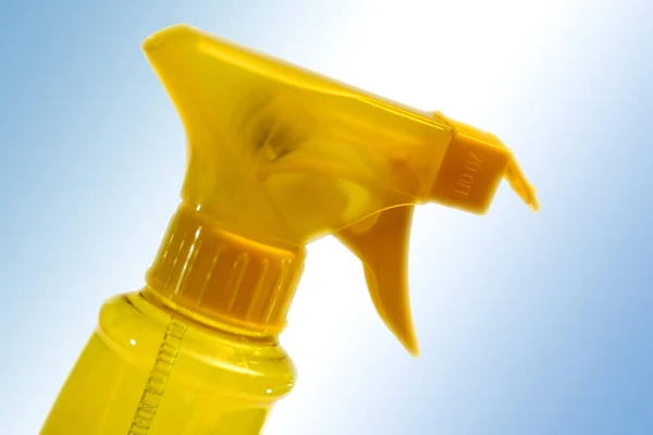 Gelbe Sprühflasche Auf Weißem Hintergrund — Stockfoto