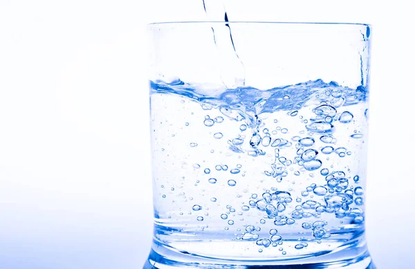 Wasserspritzer Glas Isoliert Auf Weiß — Stockfoto