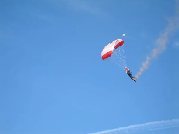 Havada Paraşütle Atlamak — Stok fotoğraf