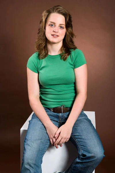 Retrato Una Mujer Joven Hermosa Una Camiseta Verde Vaqueros — Foto de Stock