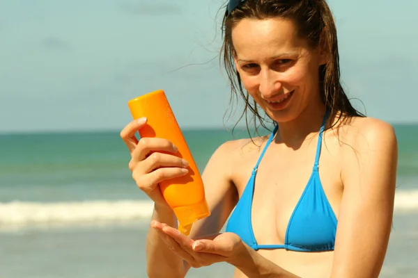 Mujer Que Pone Crema Playa —  Fotos de Stock