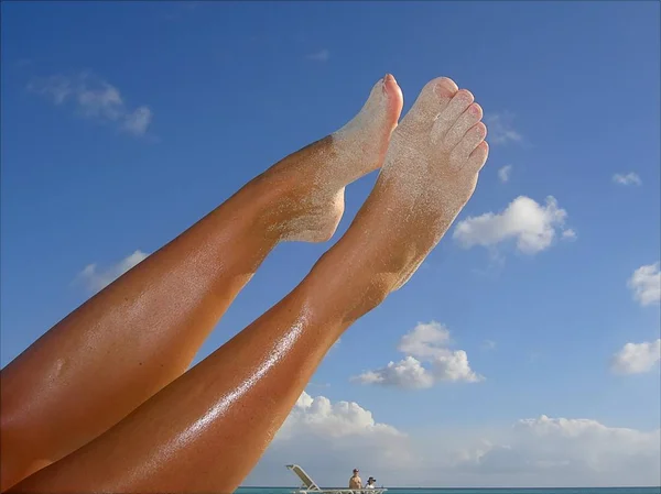 Samičí Nohy Bikinách Pláži — Stock fotografie