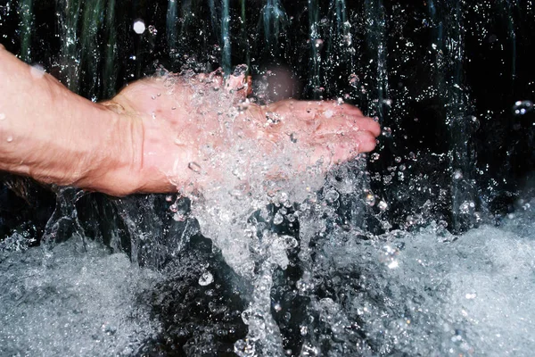 Close Man Hand Water Splash — стоковое фото