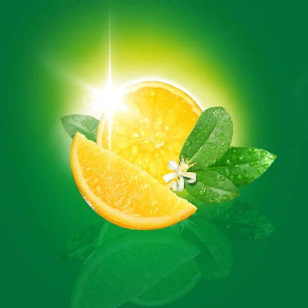 Frische Zitrone Mit Blättern Und Wassertropfen Auf Grünem Hintergrund — Stockfoto