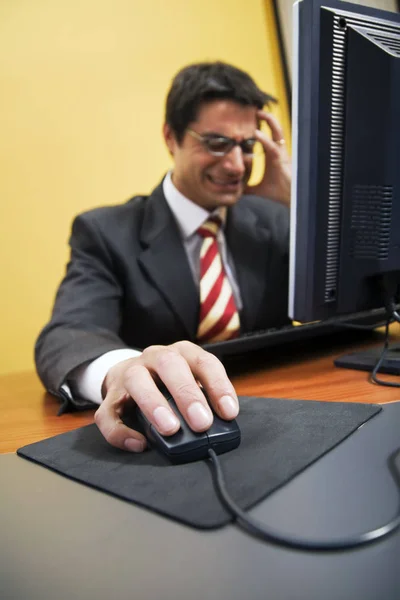 Geschäftsmann Anzug Arbeitet Büro Computer — Stockfoto