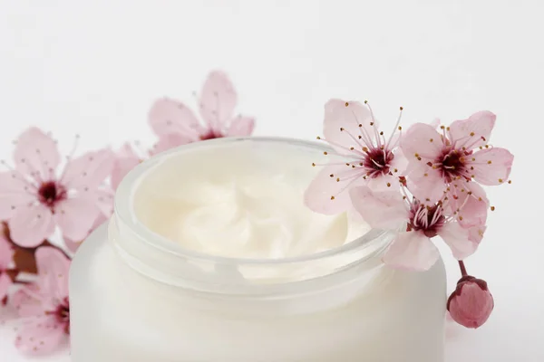白色背景的化妆品 奶油和花卉 — 图库照片