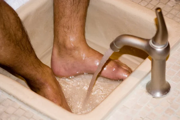 Homem Banheiro Com Uma Toalha — Fotografia de Stock