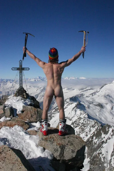 Hombre Traje Con Espada Cima Montaña — Foto de Stock