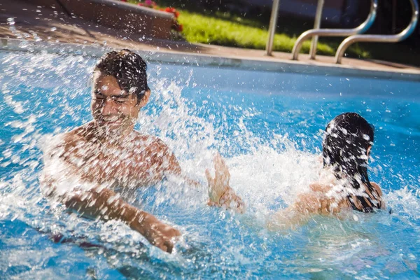 Junge Frau Schwimmt Pool — Stockfoto