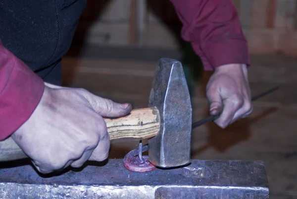 木匠用锤子干活 — 图库照片