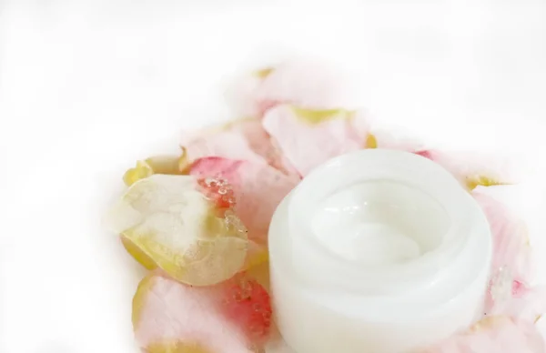 Crema Cosmética Con Flores Rosas Sobre Fondo Blanco — Foto de Stock