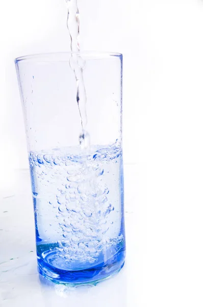 Wasserspritzer Glas Isoliert Auf Weiß — Stockfoto