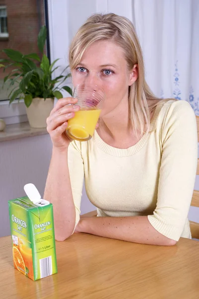 在家里喝一杯果汁的女人 — 图库照片