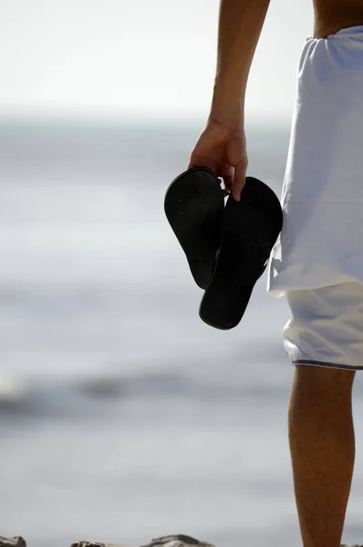 Giovane Uomo Abbigliamento Sportivo Esecuzione Sulla Spiaggia — Foto Stock