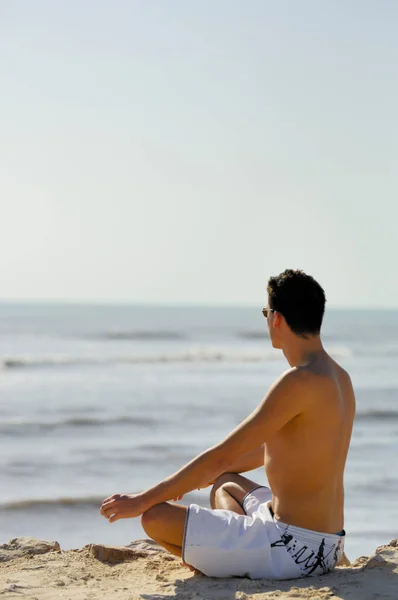 Joven Sentado Playa Mirando Mar — Foto de Stock