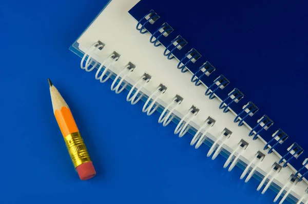 短い鉛筆とノートパッド — ストック写真