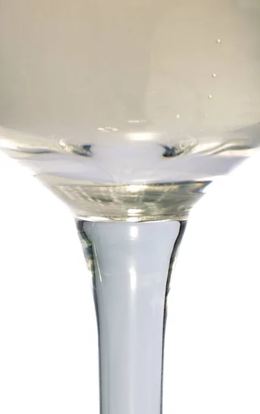 Gießen Von Wasser Glas Auf Weißem Hintergrund — Stockfoto