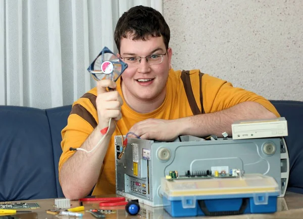 Νεαρός Άνδρας Επισκευάζει Τον Υπολογιστή — Φωτογραφία Αρχείου