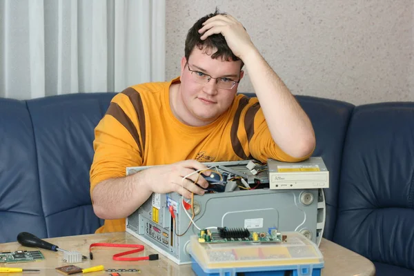 Νεαρός Άνδρας Που Χρησιμοποιεί Φορητό Υπολογιστή Στο Γραφείο — Φωτογραφία Αρχείου