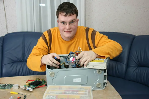 Uomo Che Gioca Con Joystick Nel Suo Ufficio — Foto Stock