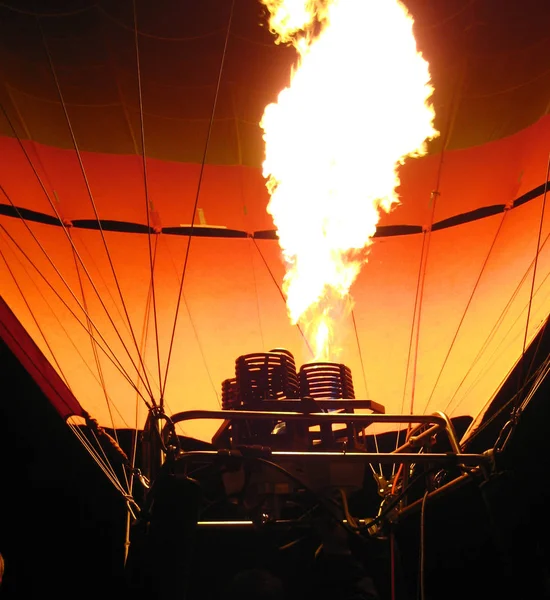 Çatıdaki Ateş Balonunun Silueti — Stok fotoğraf