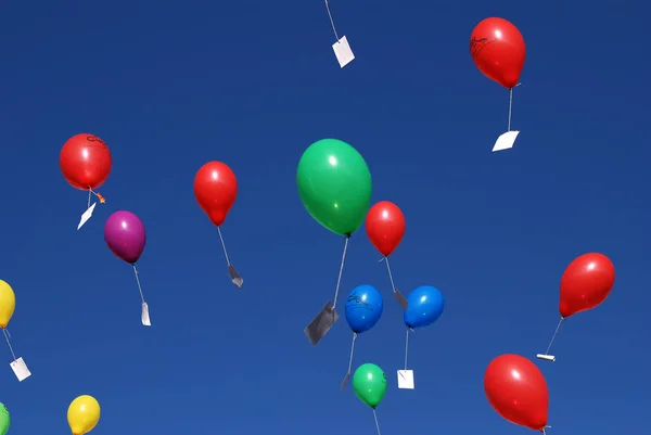 Los Niños Escriben Mensaje Hacen Empezar Globos Todo Mundo — Foto de Stock