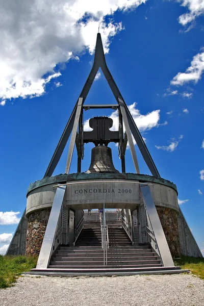 在南蒂罗尔海拔2275米的德科罗内大楼顶部的铃铛的名字叫做 Concordia 2000 钟楼的缔造者是四个滑雪场的升降机公司 包括滑雪场 奥兰格缆车 缆车和滑雪场 — 图库照片