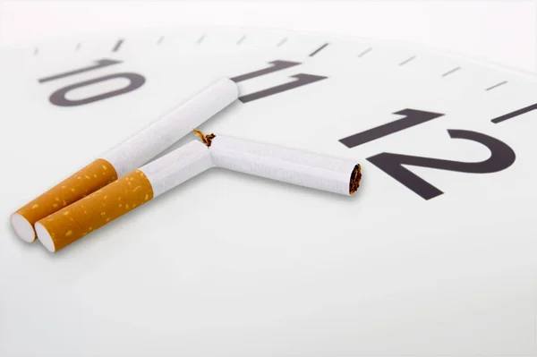 Zigarette Und Zigaretten Auf Weißem Hintergrund Stockbild