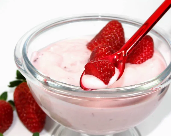 玻璃杯中的草莓酸奶 — 图库照片