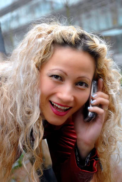 Young Woman Speaks Phone — Stock Photo, Image