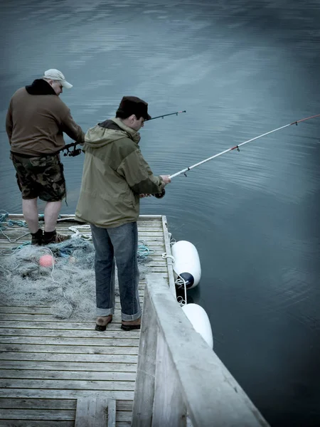 渔民在湖边钓鱼 — 图库照片
