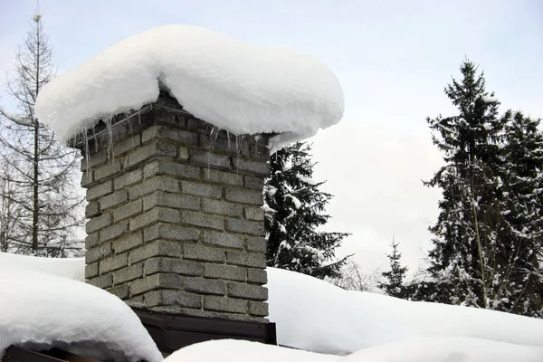 Заснеженный Дом Зимой — стоковое фото