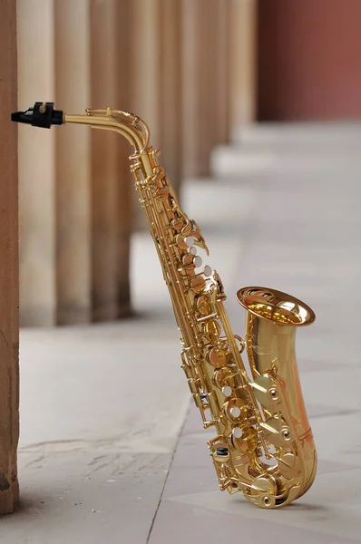 Saxophone Classical Columns — Stock Photo, Image